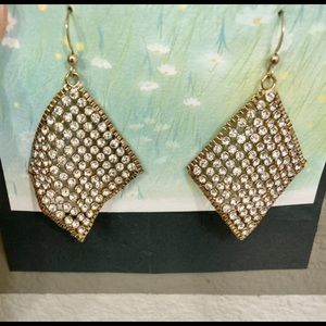 Beautiful Earrings. Stones in Gold Tone. Dazzling.